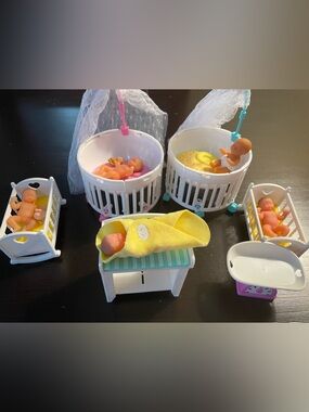 Miniverse Baby Nursery Playset -5 Newborns & Accessories!